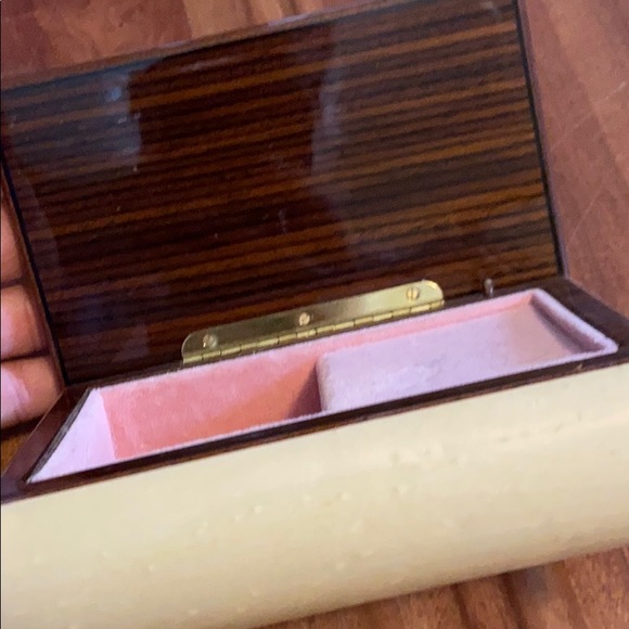 Beautiful carved wood jewelry /music box - Picture 4 of 6